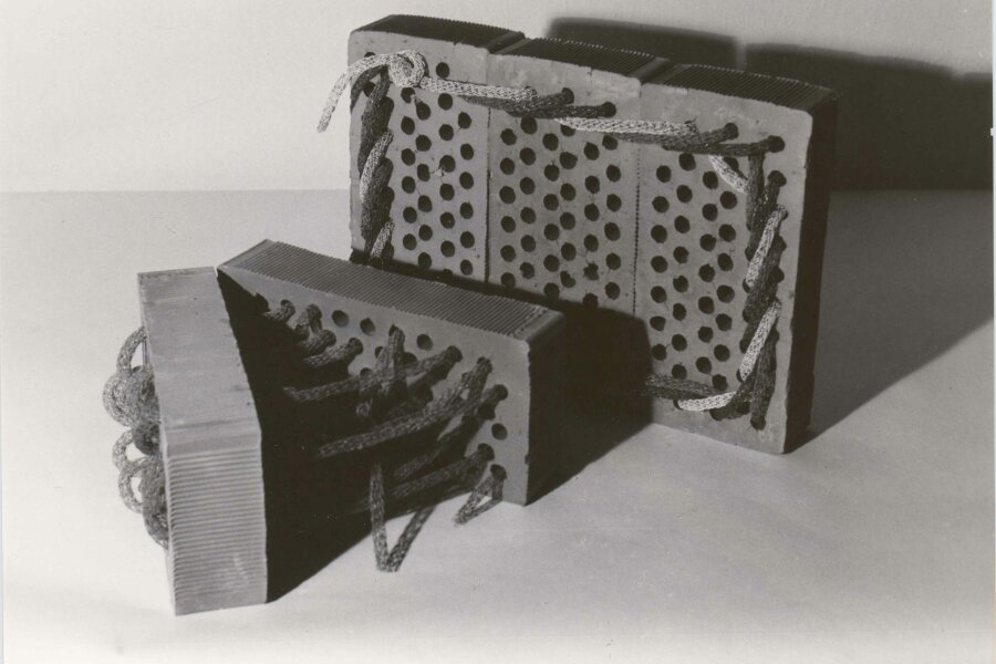 Blanka Šperková, Vyšívaní, páraní, 1991, cihla a pletený drát, foto: Blanka Šperková